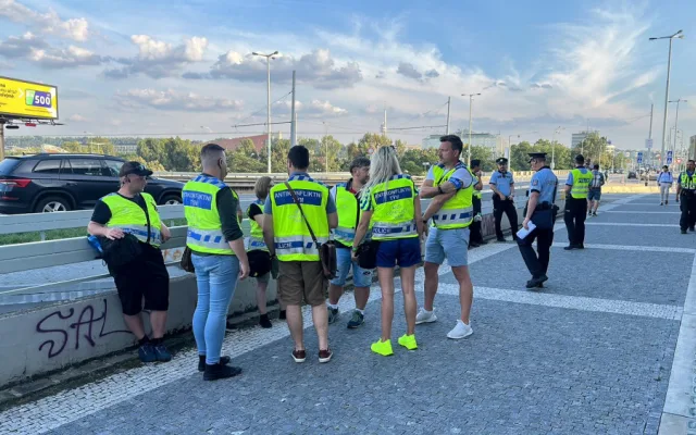 VIDEO: Třicítkáři jsou zpět v akci. Vyrazili po chodníku a chystají soud