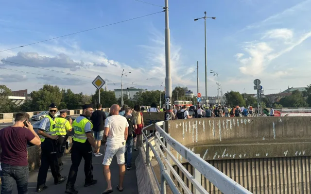 VIDEO: Třicítkáři jsou zpět v akci. Vyrazili po chodníku a chystají soud