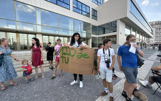 VIDEO: Třicítkáři jsou zpět v akci. Vyrazili po chodníku a chystají soud