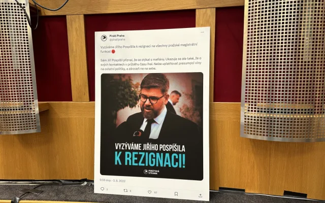 Praha Sobě chce odvolat Pospíšila. Zameťte si před vlastním Prahem, řekl Portlík a rozdal jim košťata