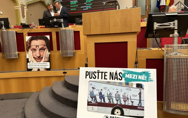 Praha Sobě chce odvolat Pospíšila. Zameťte si před vlastním Prahem, řekl Portlík a rozdal jim košťata