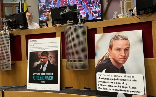 Praha Sobě chce odvolat Pospíšila. Zameťte si před vlastním Prahem, řekl Portlík a rozdal jim košťata