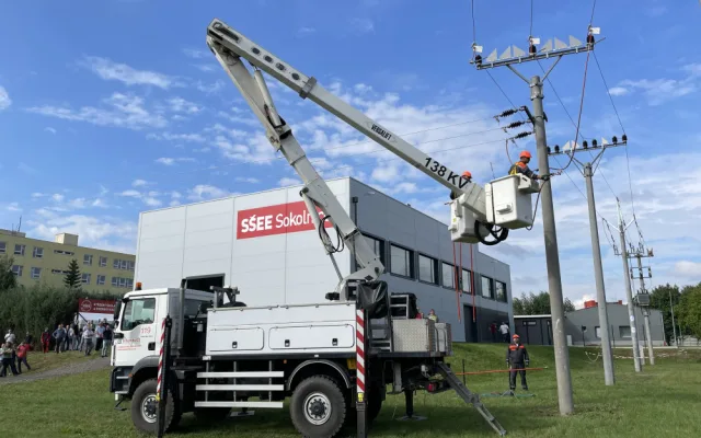 Třídy jsou plné mladých elektrikářů, libují si školy i energetické firmy