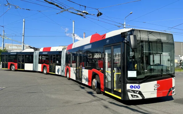 Tříčlánkový trolejbus.