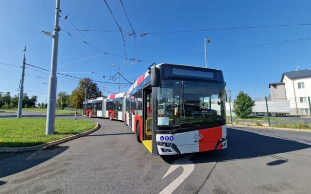Obří tříčlánkový trolejbus z Plzně má téměř 25 metrů, bude vozit cestující v Praze na letiště