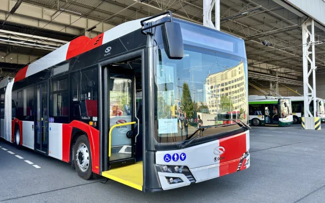 Obří tříčlánkový trolejbus z Plzně má téměř 25 metrů, bude vozit cestující v Praze na letiště