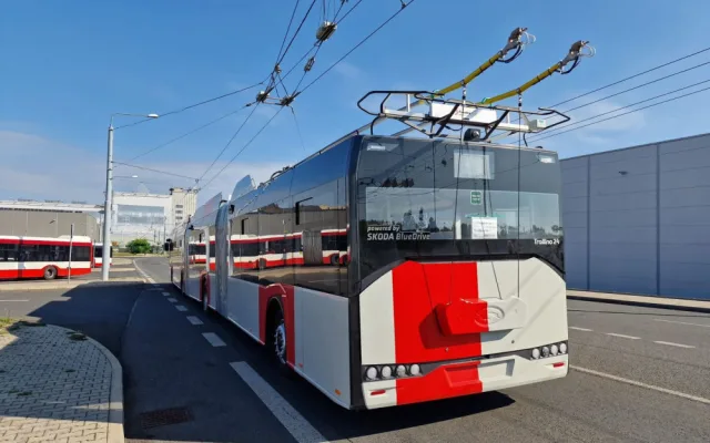 Obří tříčlánkový trolejbus z Plzně má téměř 25 metrů, bude vozit cestující v Praze na letiště