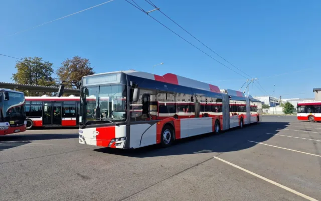 Obří tříčlánkový trolejbus z Plzně má téměř 25 metrů, bude vozit cestující v Praze na letiště