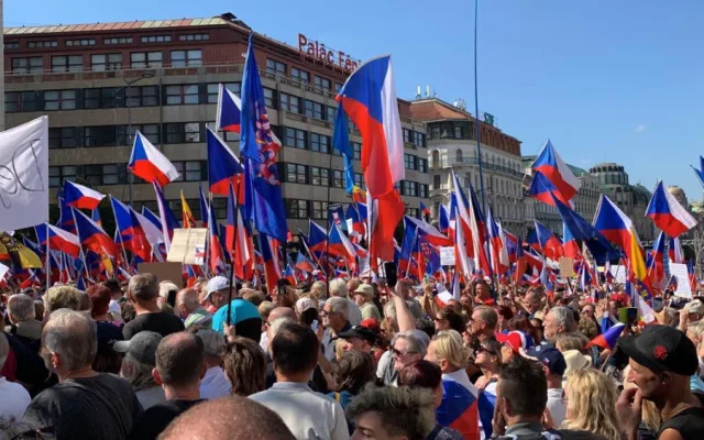 VIDEO: Lidé v Praze protestují proti vládě. Mezi řečníky jsou i dezinformátoři