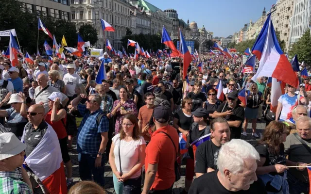 VIDEO: Lidé v Praze protestují proti vládě. Mezi řečníky jsou i dezinformátoři