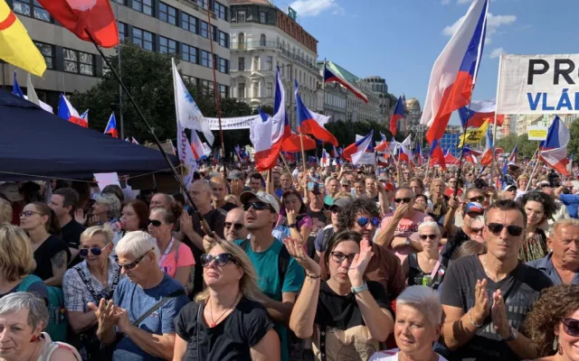 VIDEO: Lidé v Praze protestují proti vládě. Mezi řečníky jsou i dezinformátoři