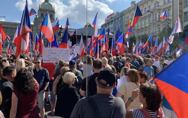 VIDEO: Lidé v Praze protestují proti vládě. Mezi řečníky jsou i dezinformátoři