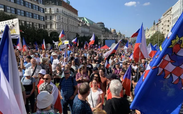 VIDEO: Lidé v Praze protestují proti vládě. Mezi řečníky jsou i dezinformátoři