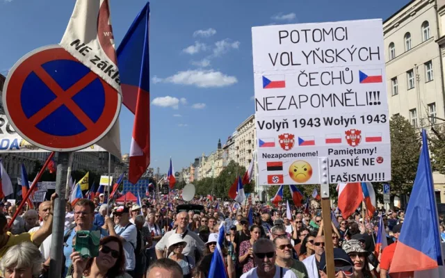 VIDEO: Lidé v Praze protestují proti vládě. Mezi řečníky jsou i dezinformátoři