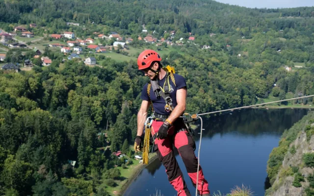 FOTO: Pražští hasiči absolvovali pravidelné lezecké cvičení