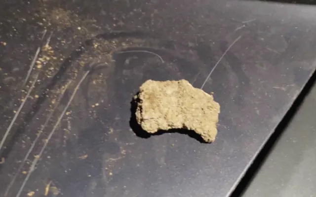 Naštvaný muž se vyřádil na autě své bývalé. Poškrábal ho kamenem a urval zrcátka