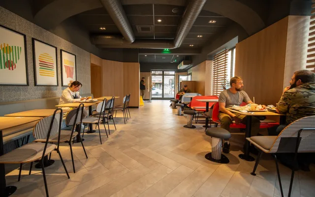 McDonald’s nově otevřel na Bělehradské  