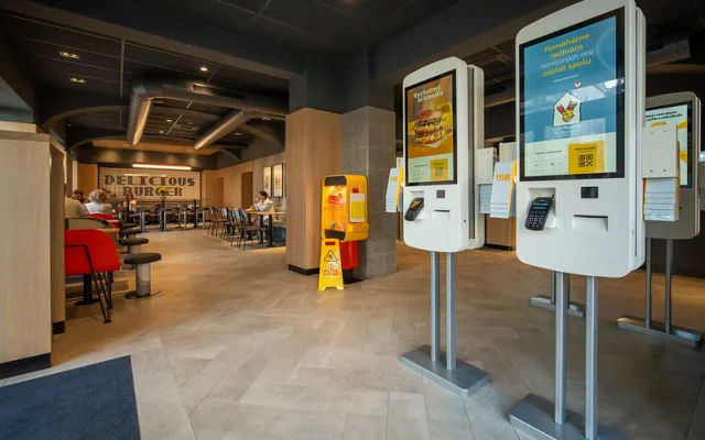 McDonald’s nově otevřel na Bělehradské  