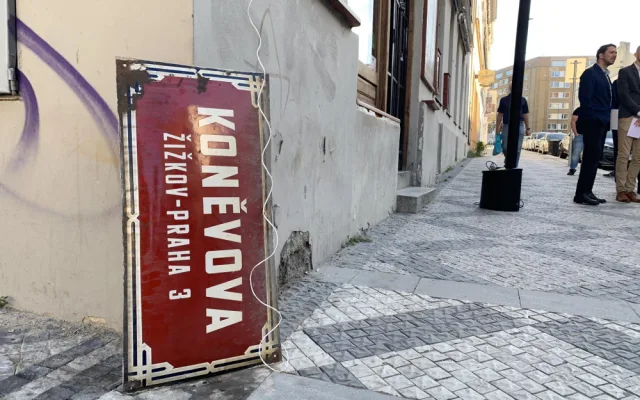 VIDEO: Začala výměna cedulí z bývalé Koněvovy ulice. Mezi lidmi je o ně obrovský zájem