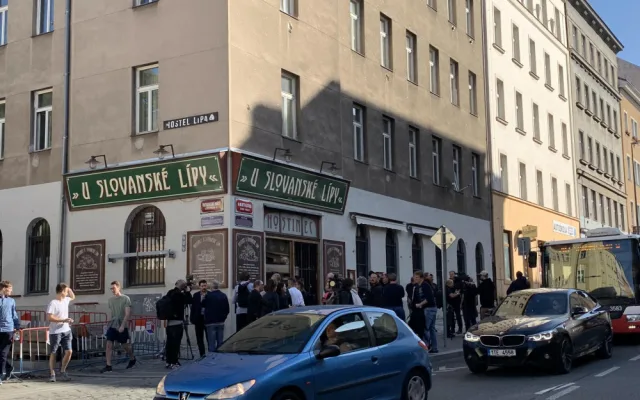 VIDEO: Začala výměna cedulí z bývalé Koněvovy ulice. Mezi lidmi je o ně obrovský zájem