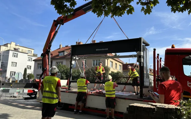 VIDEO: Praha už instalovala sedm set nových přístřešků, ty staré chce odkoupit