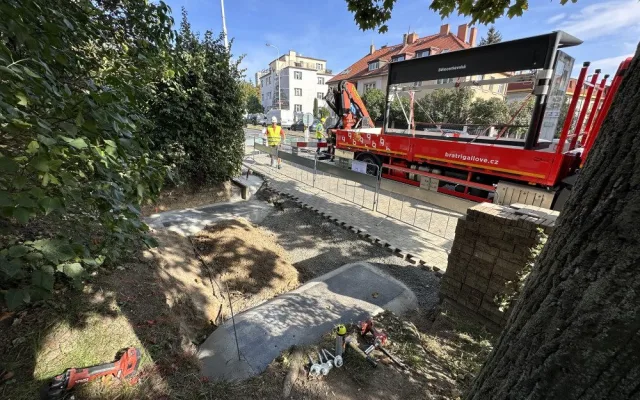 VIDEO: Praha už instalovala sedm set nových přístřešků, ty staré chce odkoupit