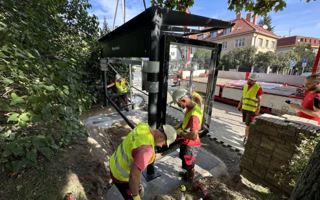 VIDEO: Praha už instalovala sedm set nových přístřešků, ty staré chce odkoupit