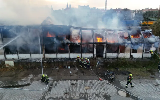 Pražští hasiči zasahují u požáru vybydlené budovy na Smíchově. Evakuovali několik bezdomovců
