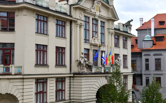 Izraelská vlajka na magistrátu.