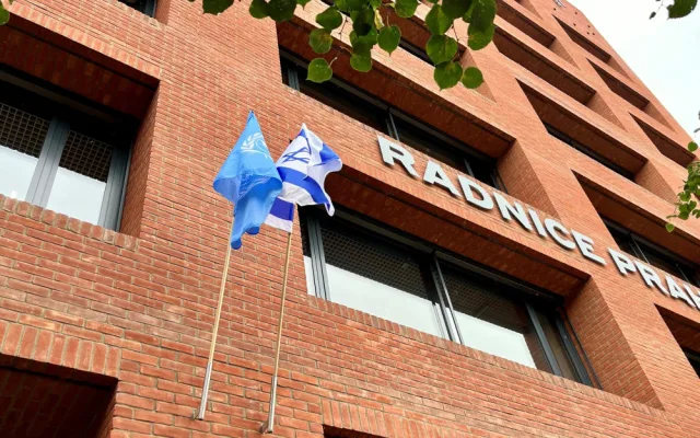 Vlajka na radnici Prahy 7.