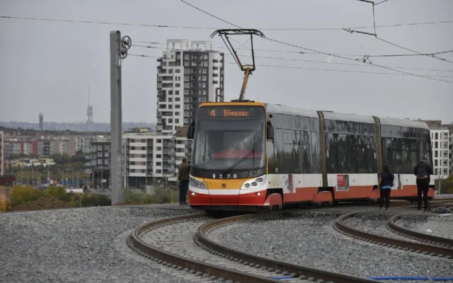 Lidé se nově svezou tramvajemi číslo 4 a 5 z Barrandova až do Slivence