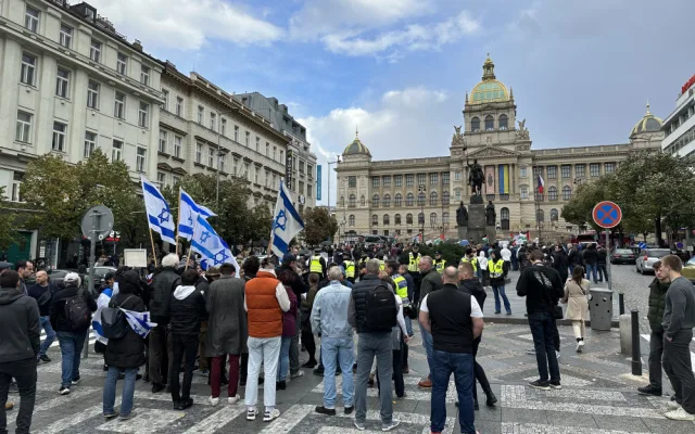 V Praze se dnes sešli lidé na podporu Palestiny i Izraele, přišla Černochová