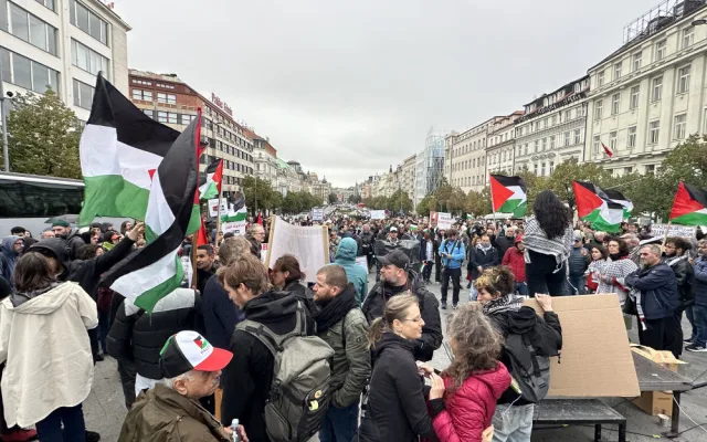 V Praze se dnes sešli lidé na podporu Palestiny i Izraele, přišla Černochová