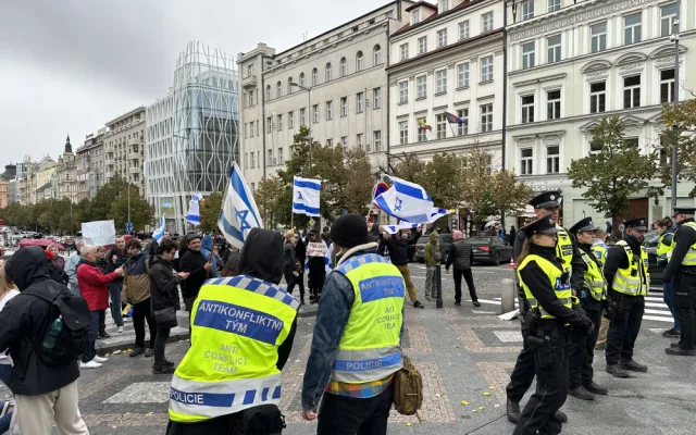 V Praze se dnes sešli lidé na podporu Palestiny i Izraele, přišla Černochová