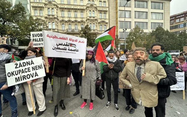 V Praze se dnes sešli lidé na podporu Palestiny i Izraele, přišla Černochová
