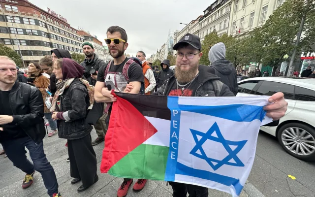 V Praze se dnes sešli lidé na podporu Palestiny i Izraele, přišla Černochová