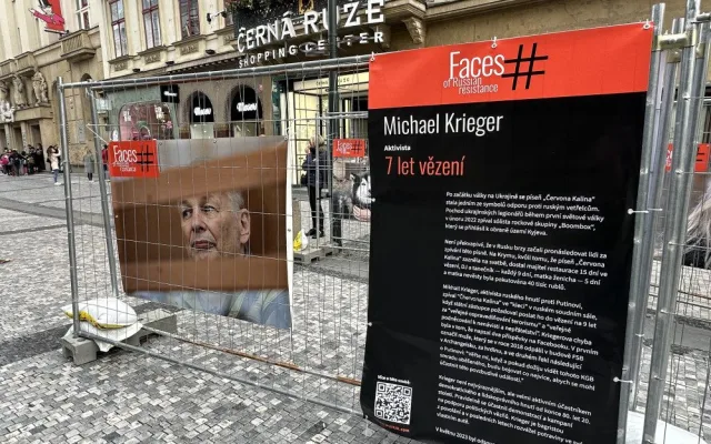 Slavný Navalnyj i seniorka, co prý napadla policisty. Výstava v centru Prahy připomíná ruské politické vězně