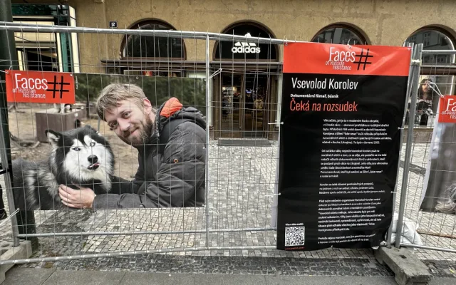 Slavný Navalnyj i seniorka, co prý napadla policisty. Výstava v centru Prahy připomíná ruské politické vězně