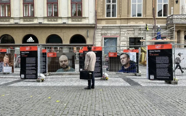 Slavný Navalnyj i seniorka, co prý napadla policisty. Výstava v centru Prahy připomíná ruské politické vězně