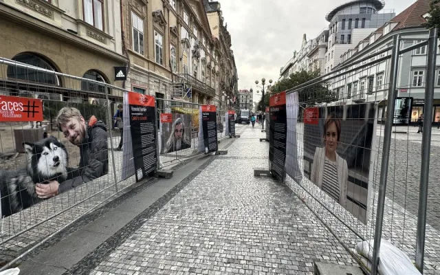 Slavný Navalnyj i seniorka, co prý napadla policisty. Výstava v centru Prahy připomíná ruské politické vězně