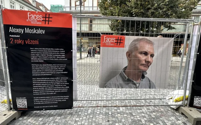 Slavný Navalnyj i seniorka, co prý napadla policisty. Výstava v centru Prahy připomíná ruské politické vězně
