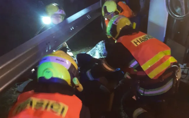 Nehoda kamionu zablokovala provoz v Praze. Hasiči umývají silnici od jaru