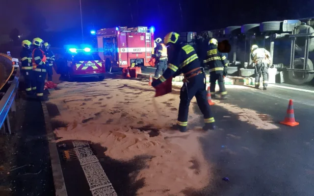 Nehoda kamionu zablokovala provoz v Praze. Hasiči umývají silnici od jaru