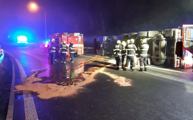 Nehoda kamionu zablokovala provoz v Praze. Hasiči umývají silnici od jaru