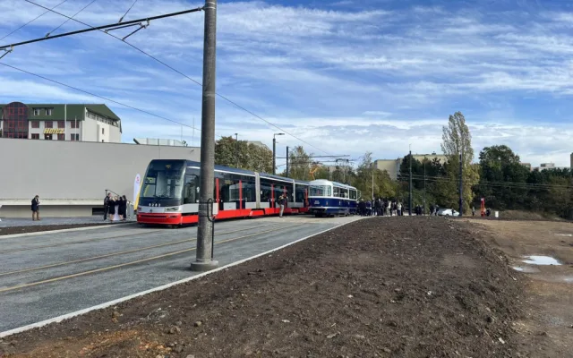 VIDEO: Dopravní podnik otevřel novou tramvajovou trať. Vede z Divoké Šárky až k Ruzyni