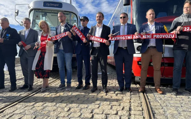 VIDEO: Dopravní podnik otevřel novou tramvajovou trať. Vede z Divoké Šárky až k Ruzyni