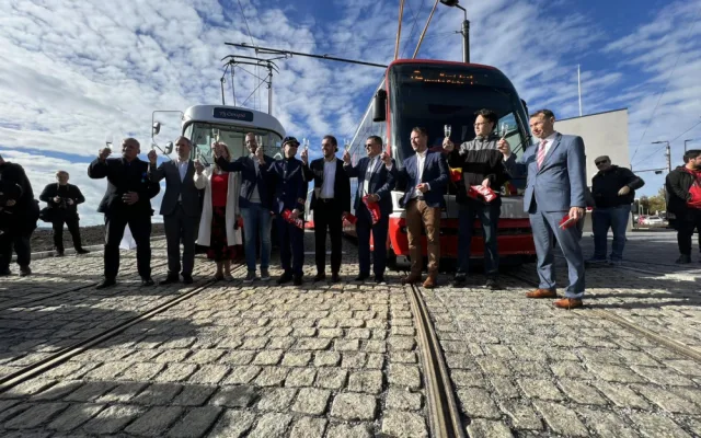 VIDEO: Dopravní podnik otevřel novou tramvajovou trať. Vede z Divoké Šárky až k Ruzyni