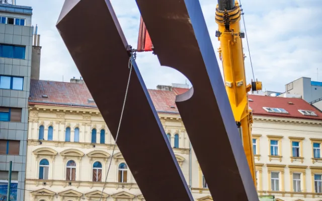 Na Florenc se vrací unikátní hodiny, původní plastiku nahradila replika