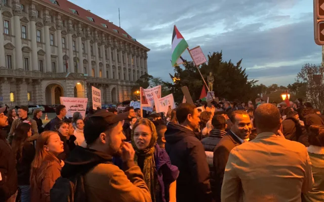 VIDEO: Propalestinští aktivisté protestují v centru Prahy. Nepodporujeme Hamás, Izrael páchá válečná zvěrstva, říkají