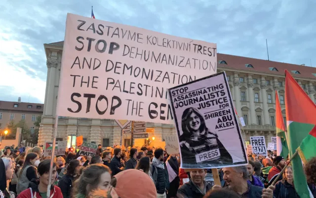 VIDEO: Propalestinští aktivisté protestují v centru Prahy. Nepodporujeme Hamás, Izrael páchá válečná zvěrstva, říkají